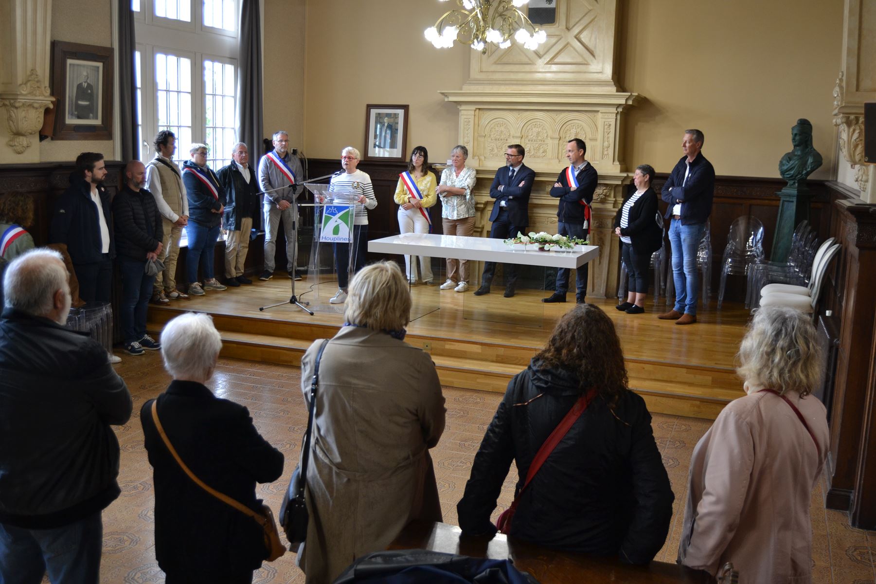 inauguration rues et banc rouge 24.jpg