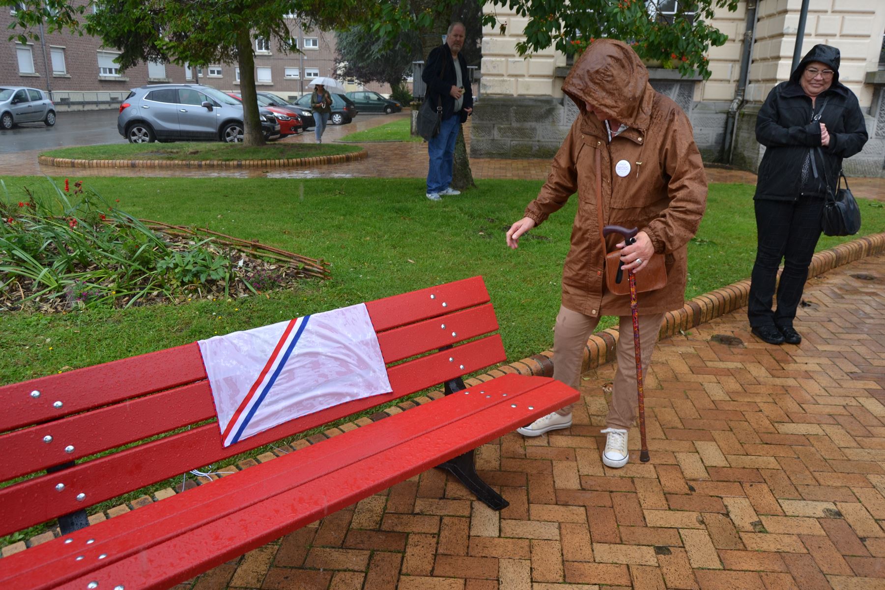 inauguration rues et banc rouge 14.jpg