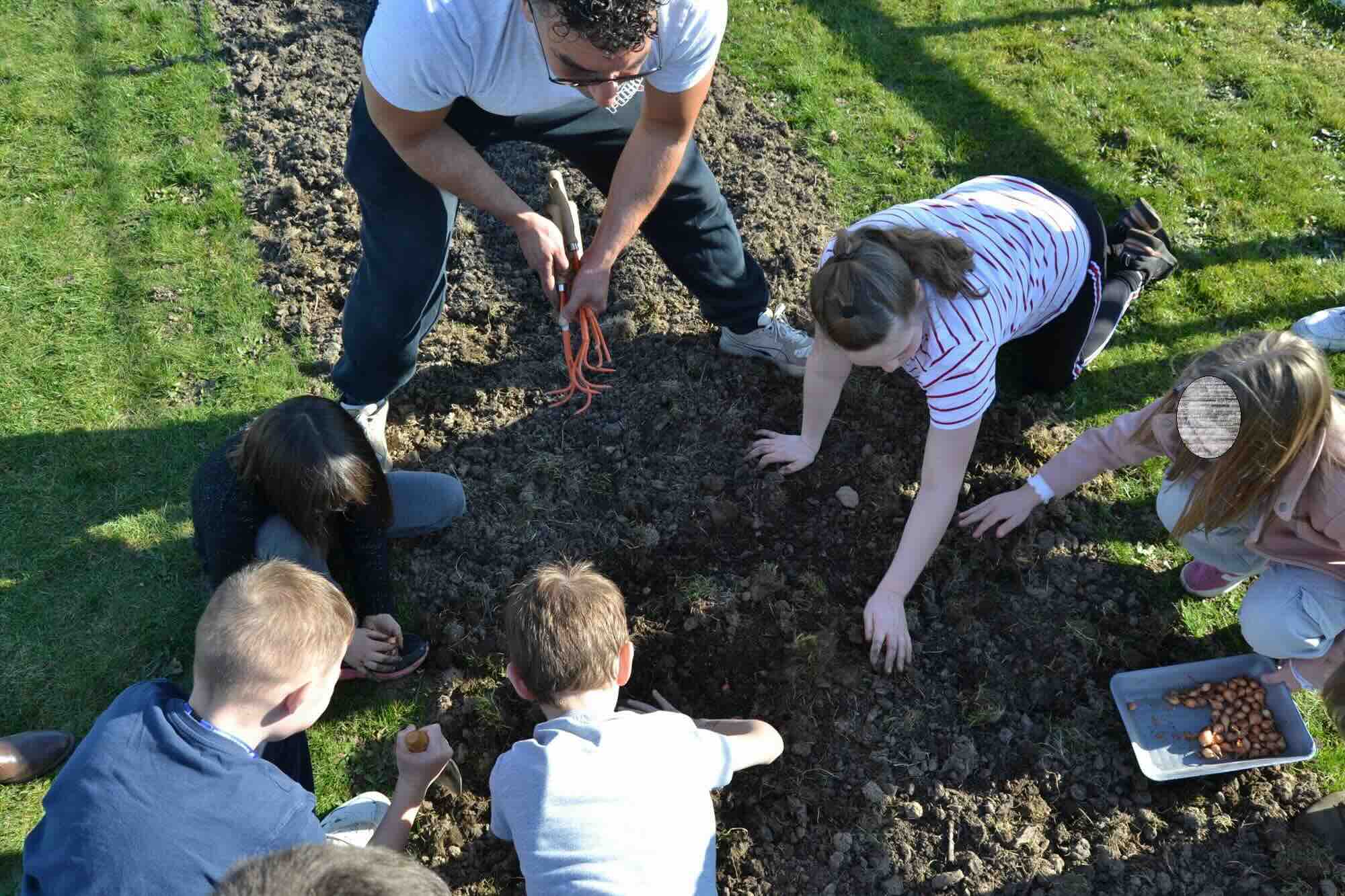 activites potageres avec les enfants de l_ecole du Bourg - 20 mars 2025 - 3.jpeg