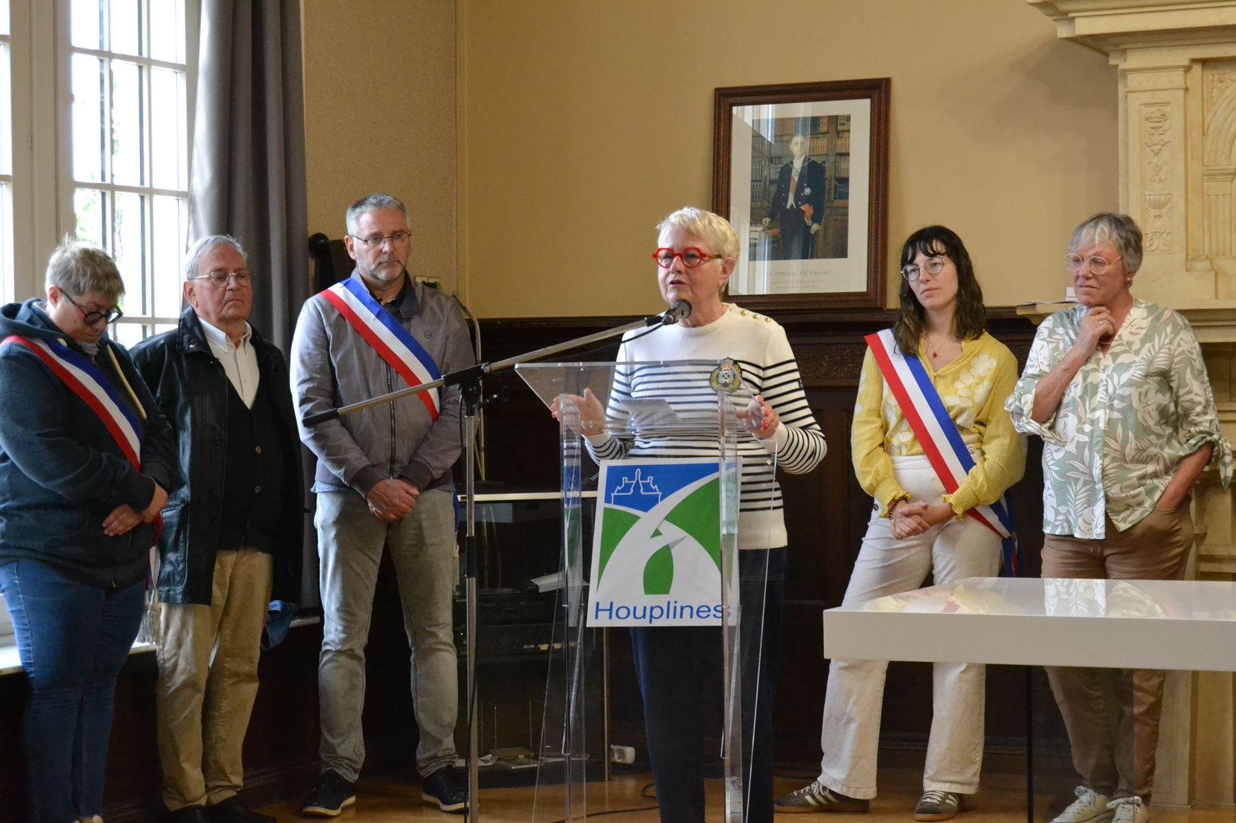 inauguration rues et banc rouge 4.jpg