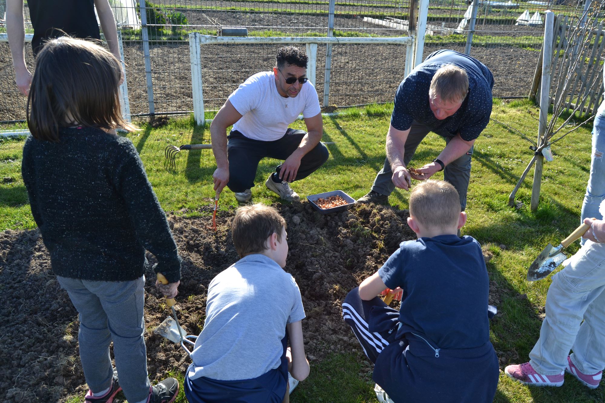 activites potageres avec les enfants de l_ecole du Bourg - 20 mars 2025 - 2.jpg
