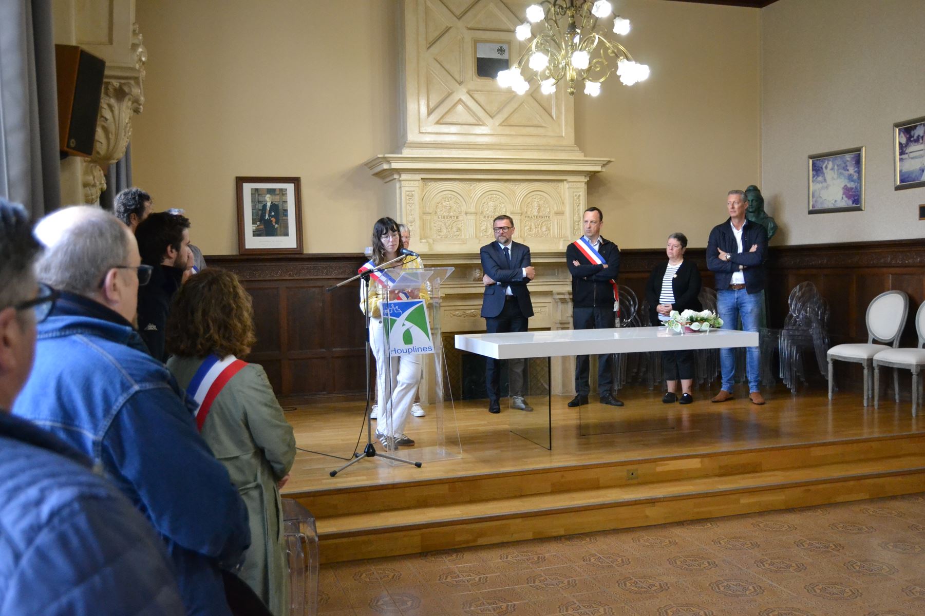 inauguration rues et banc rouge 20.jpg