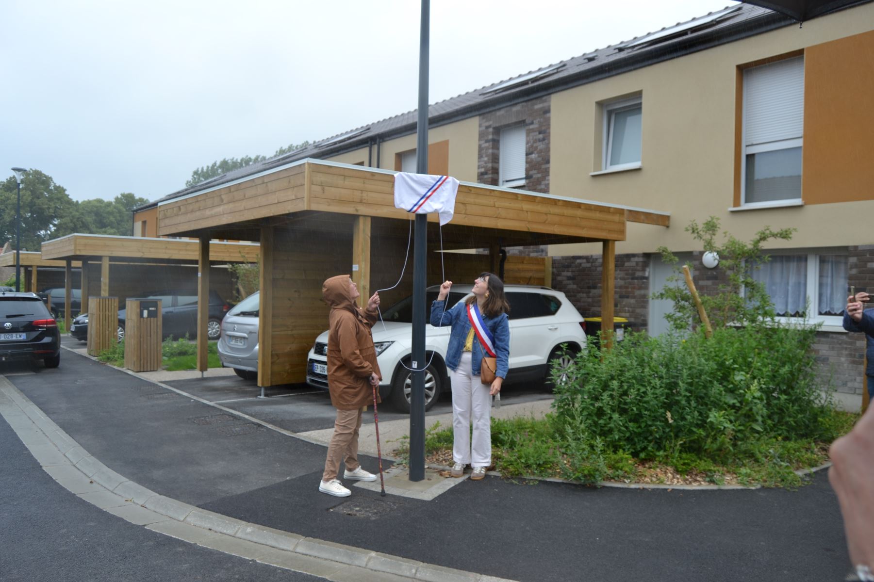 inauguration rues et banc rouge 2.jpg