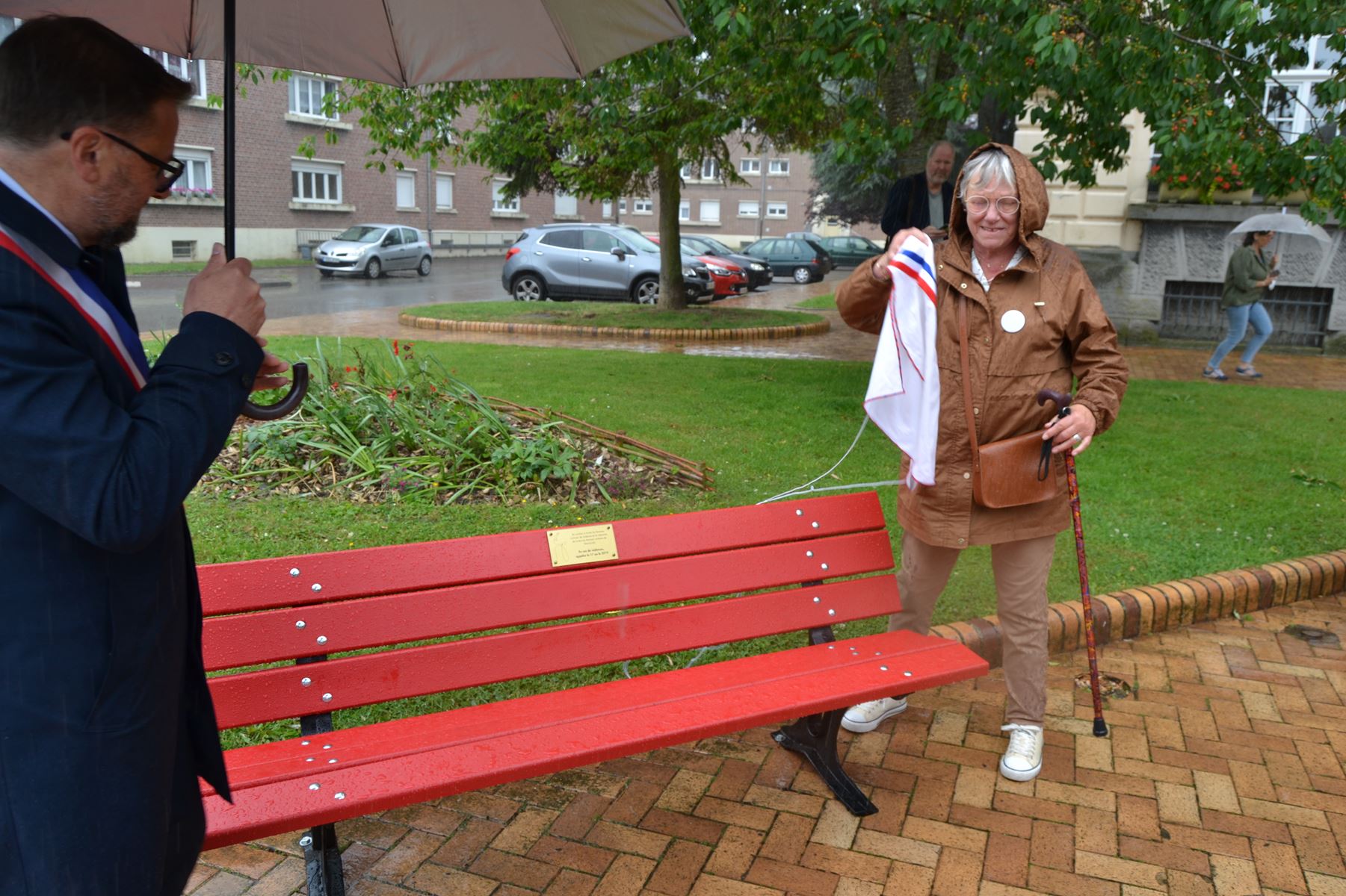 inauguration rues et banc rouge 23.jpg