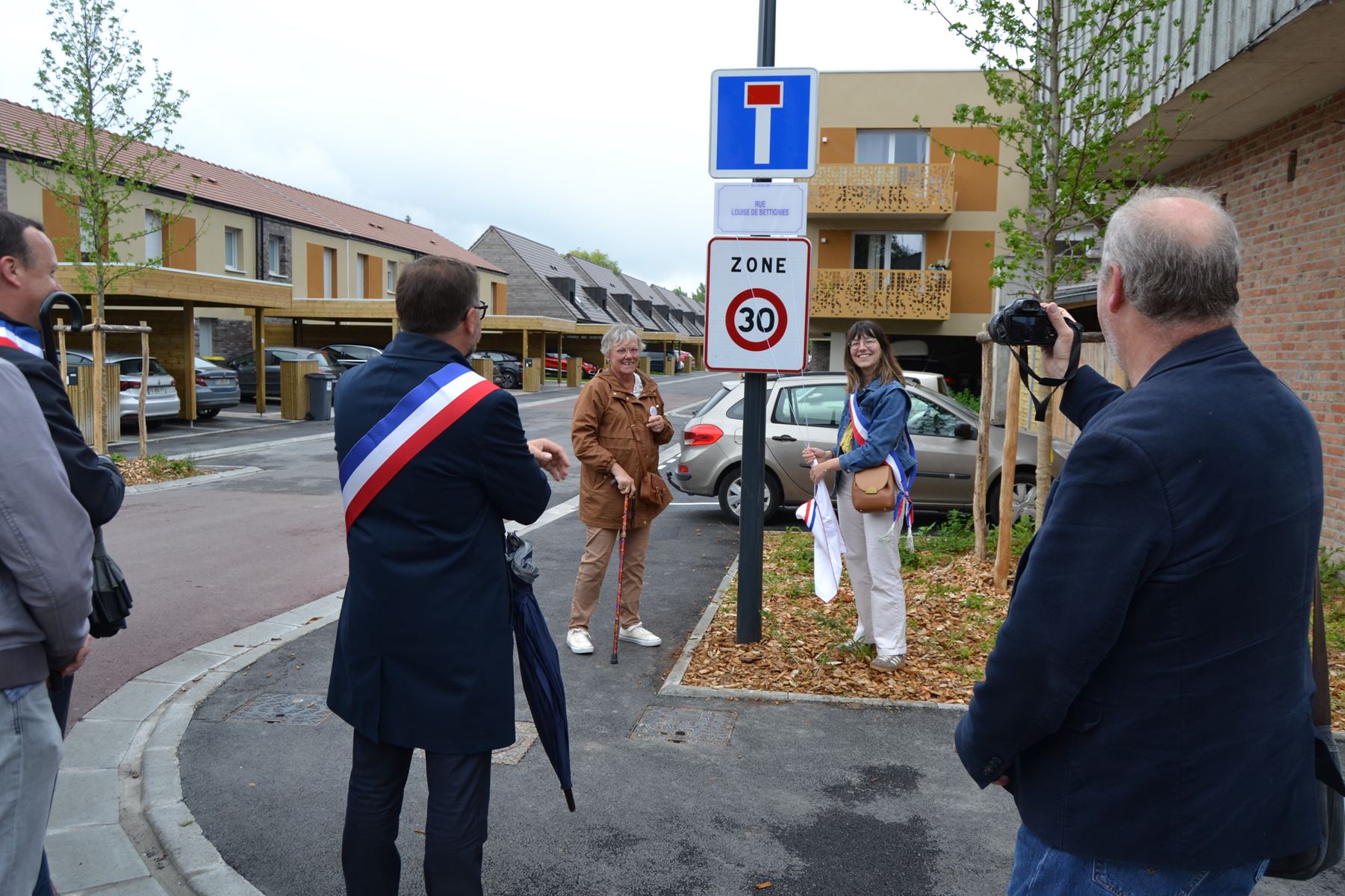 inauguration rues et banc rouge 8.jpg