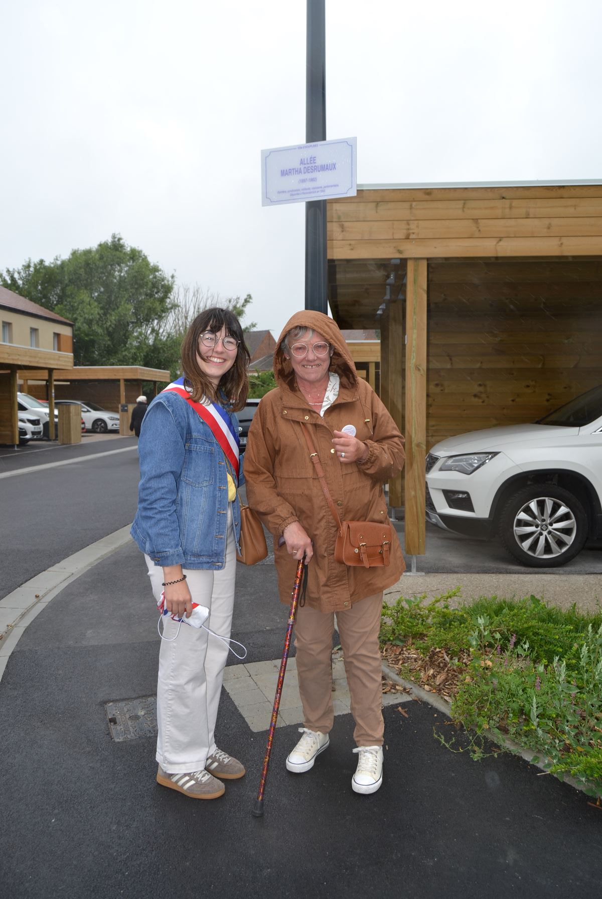 inauguration rues et banc rouge 13.jpg