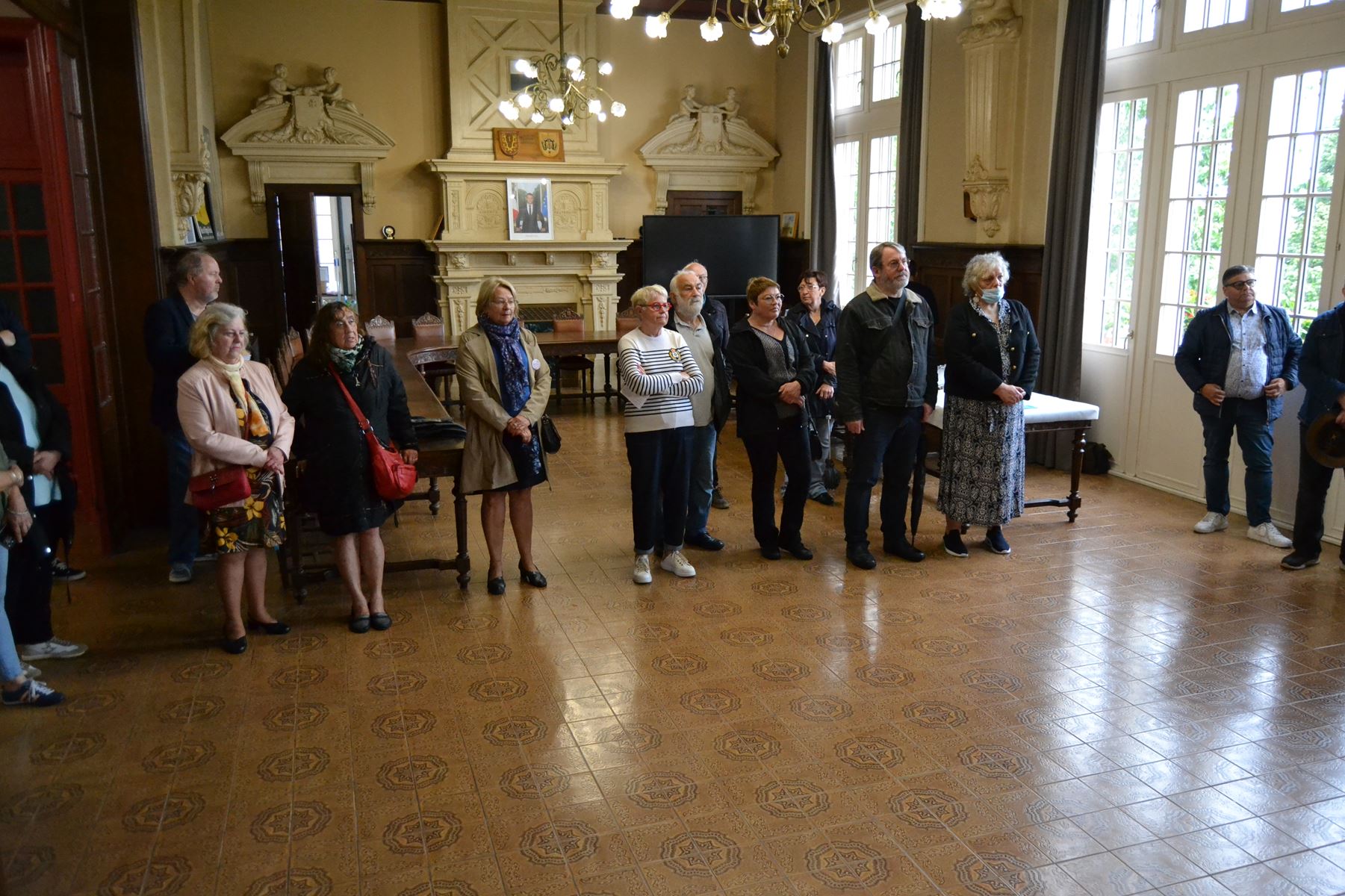 inauguration rues et banc rouge 9.jpg