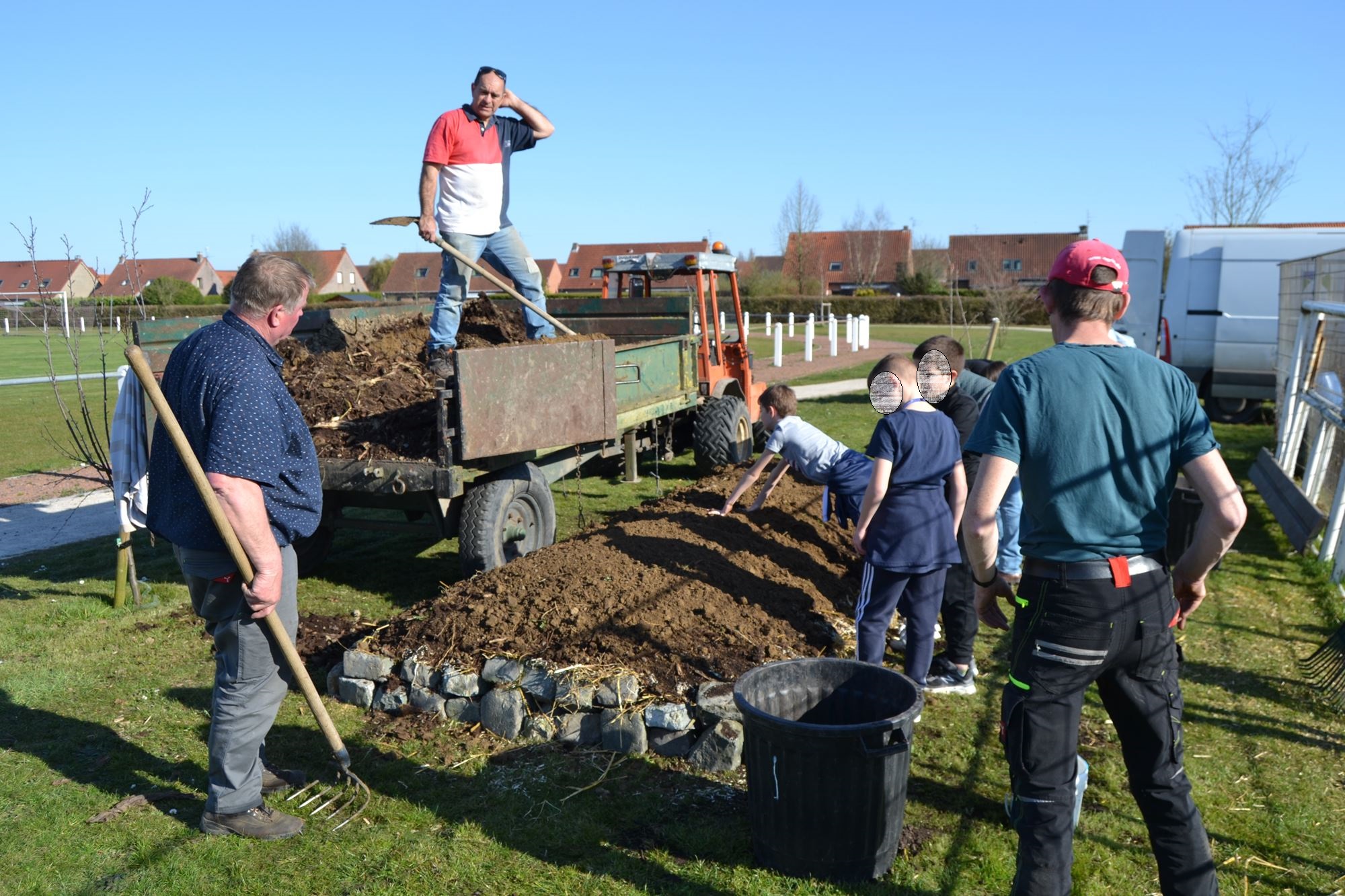 activites potageres avec les enfants de l_ecole du Bourg - .jpg