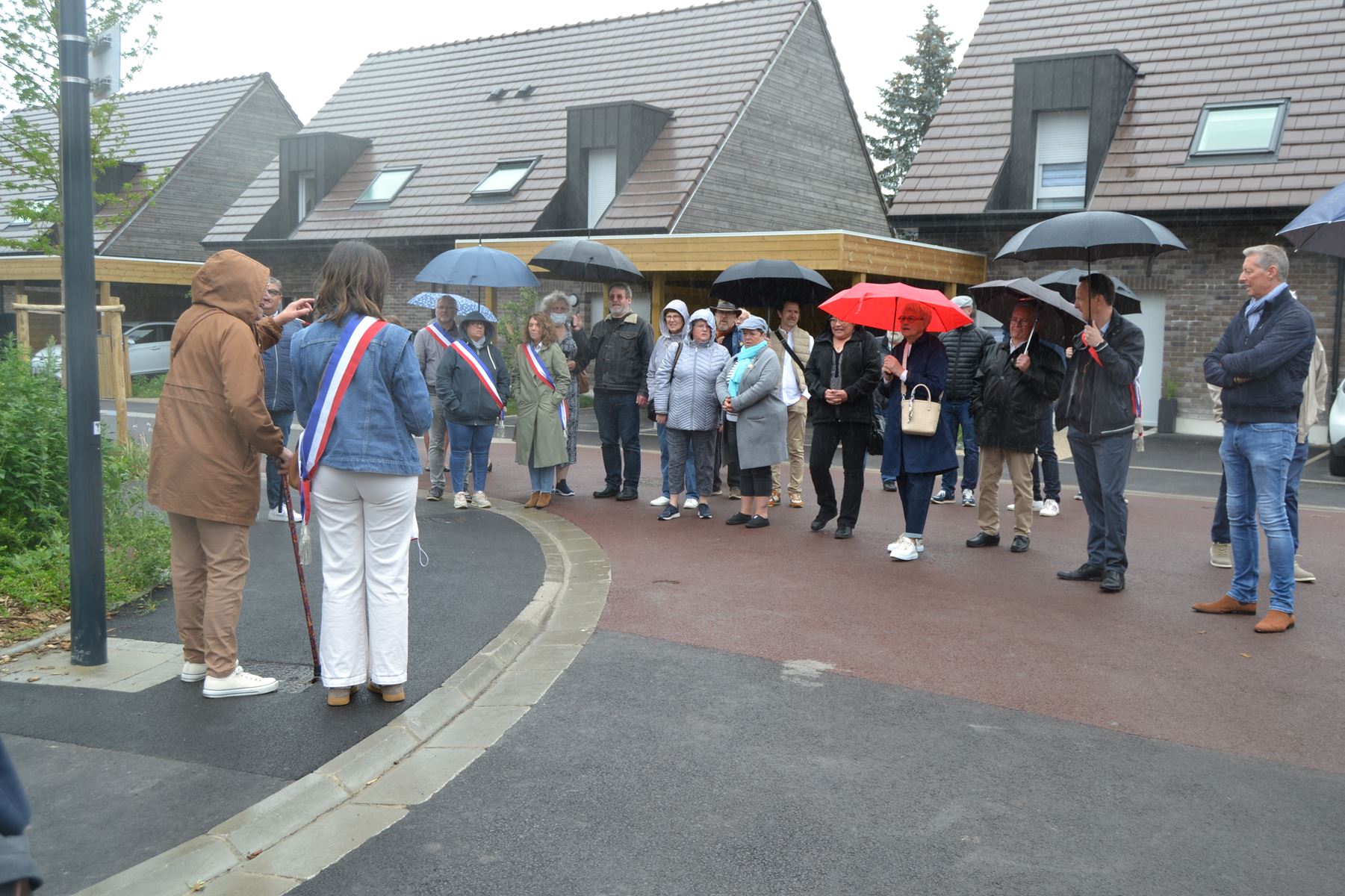 inauguration rues et banc rouge 11.jpg