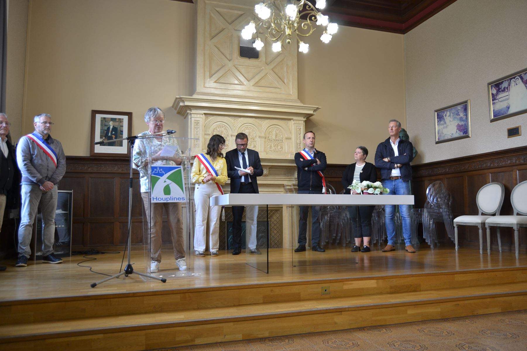 inauguration rues et banc rouge 21.jpg