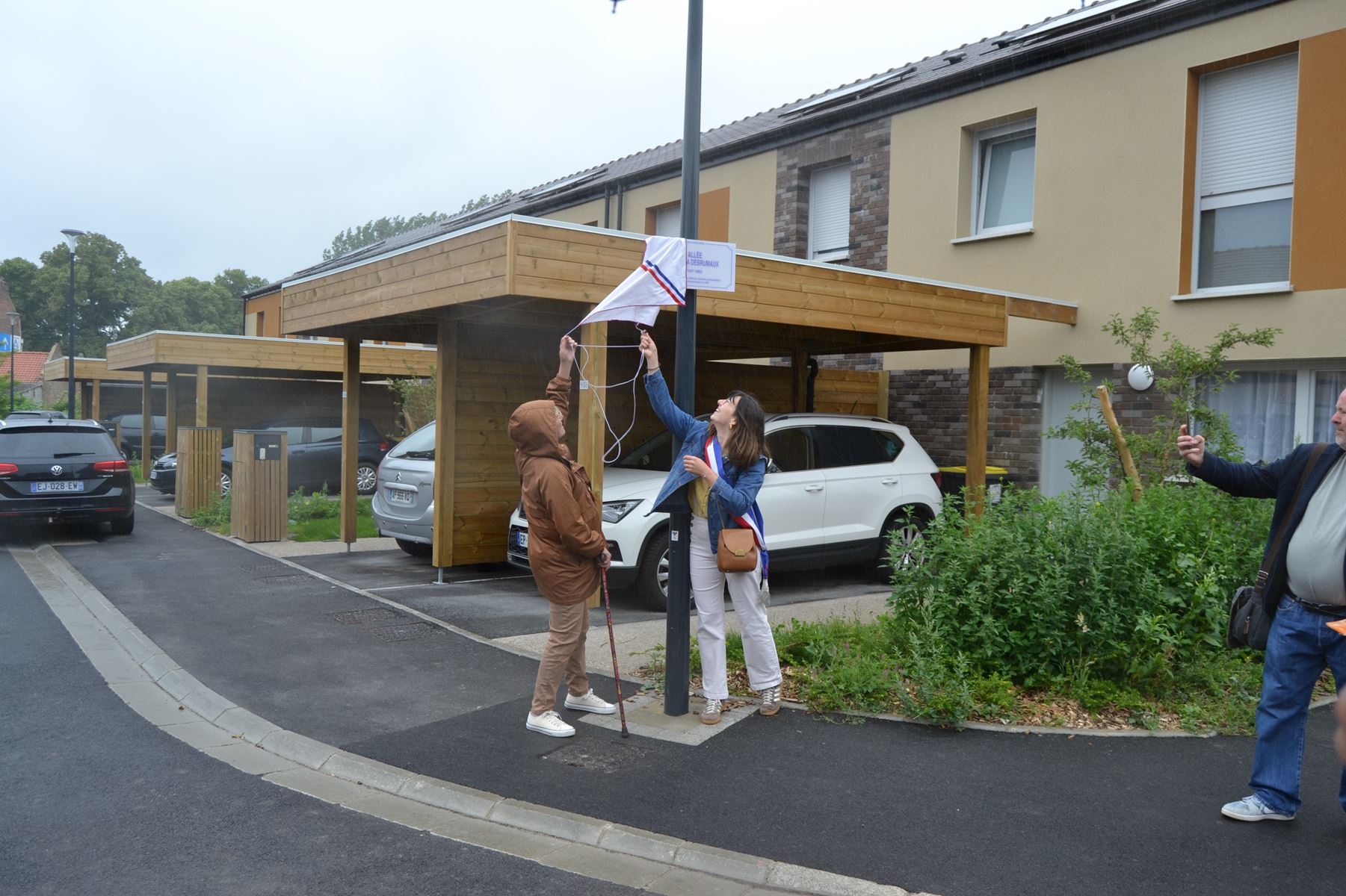 inauguration rues et banc rouge 18.jpg