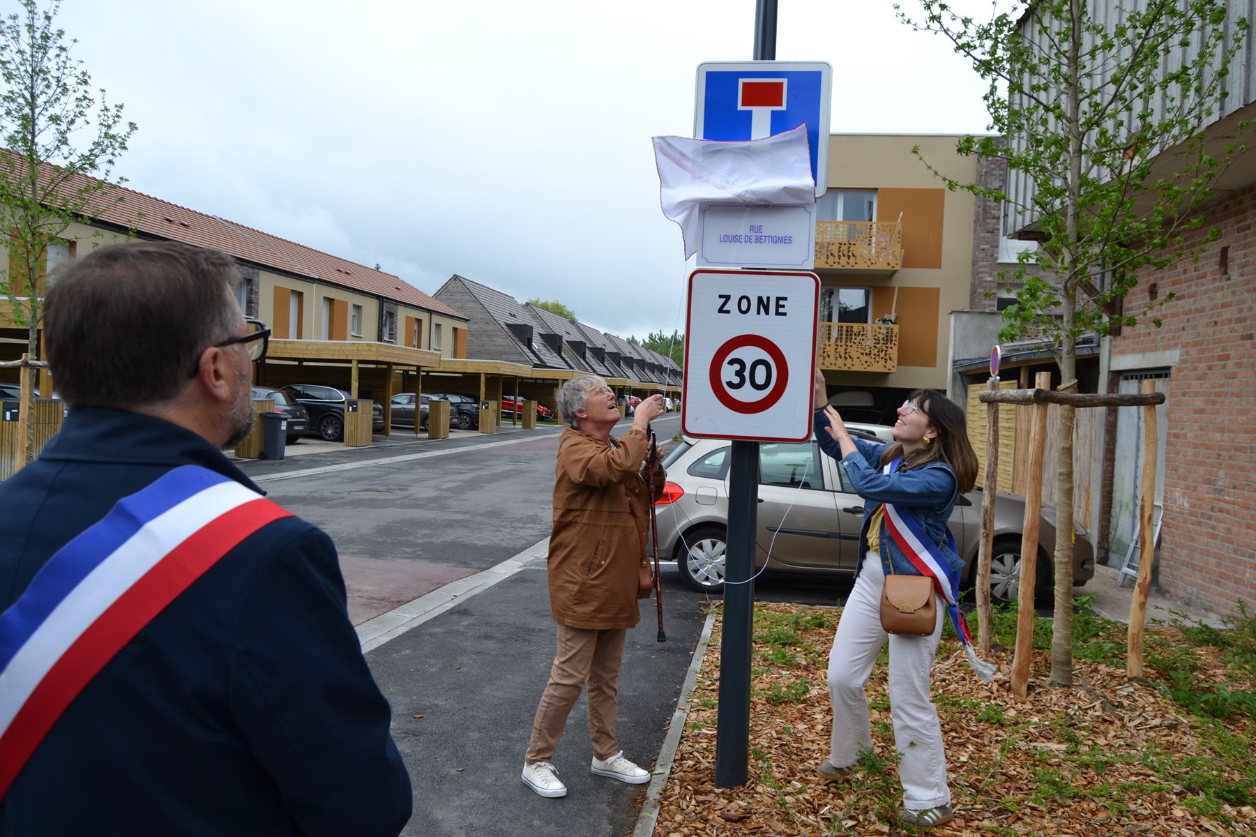 inauguration rues et banc rouge 22.jpg
