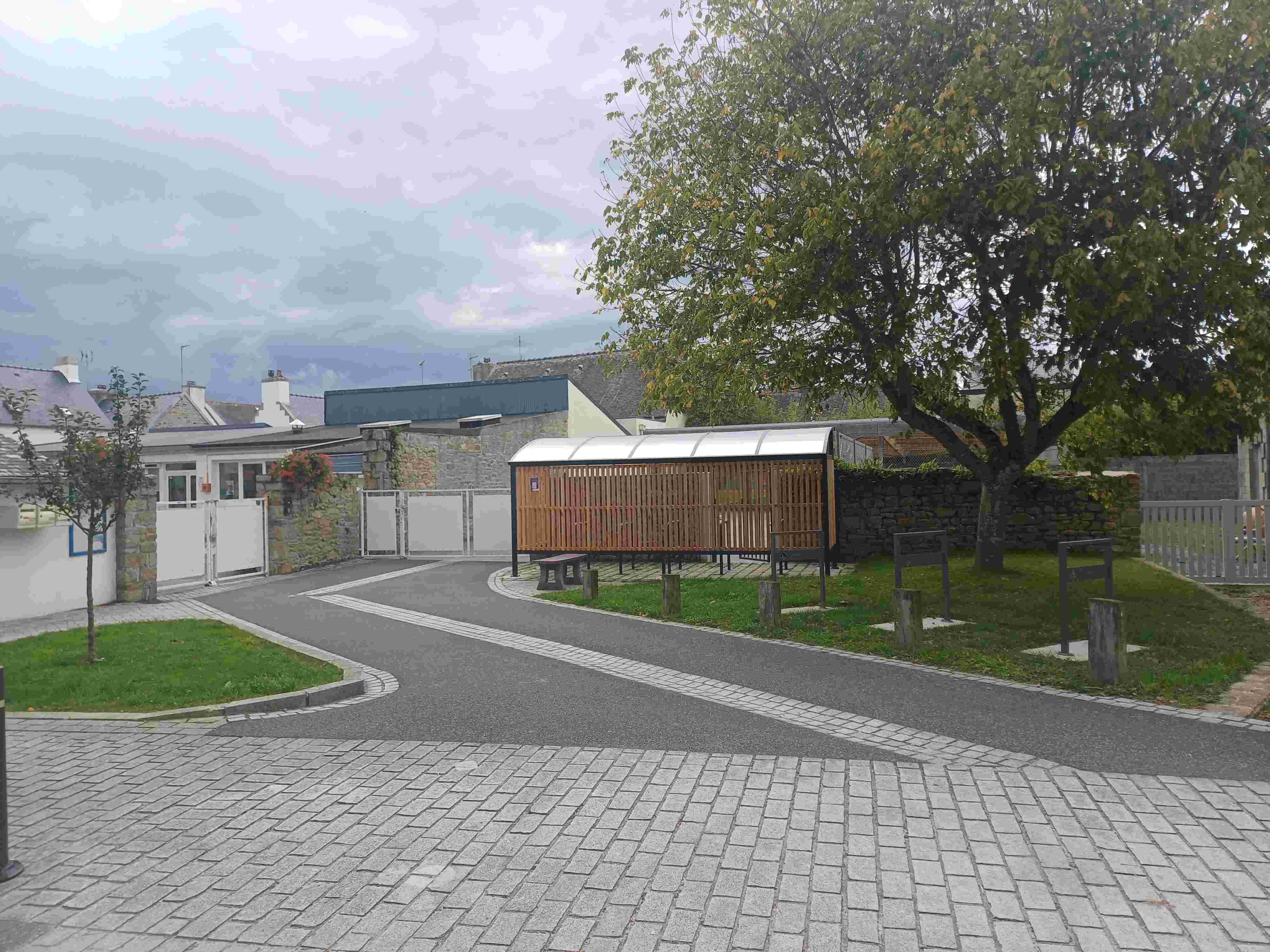 Abri école vue de la rue.jpg