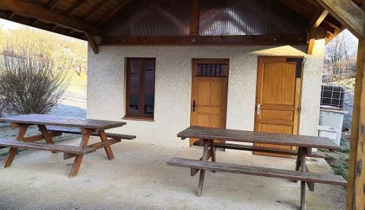 Salle terrain de jeux de Saint-Laurent-La-Roche.jpg