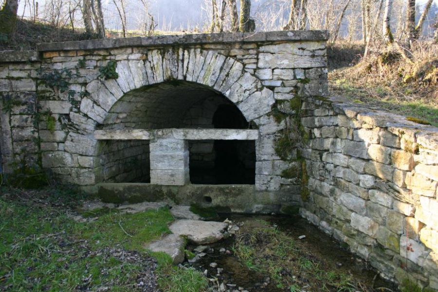 la fontaine romaine d_Arthenas 1.jpg