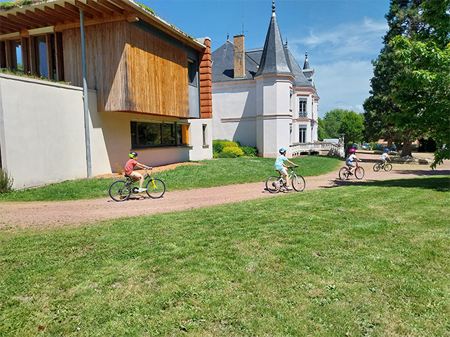 Parc de la mairie - vélo élémentaire Mably.jpg