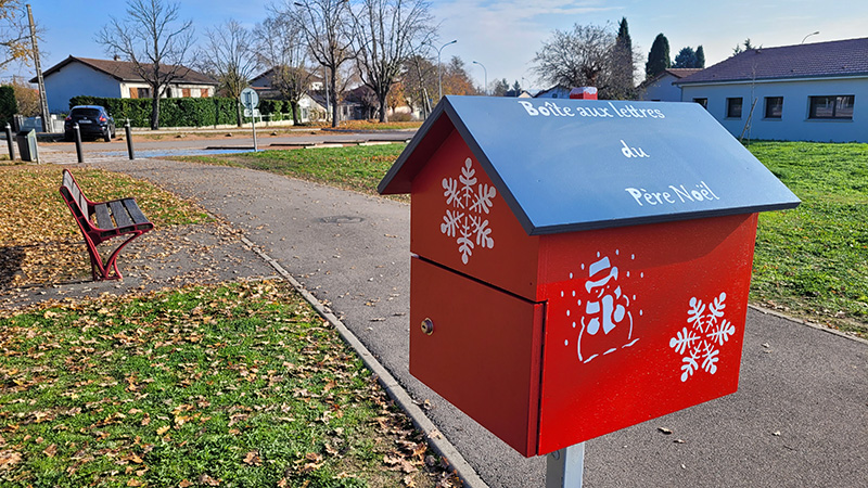 Boite aux lettres Ecole du Bourg.jpg