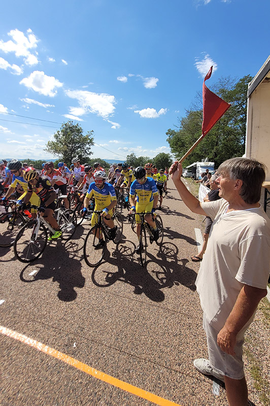 Départ de la course cyclite avec M Peyron.jpg