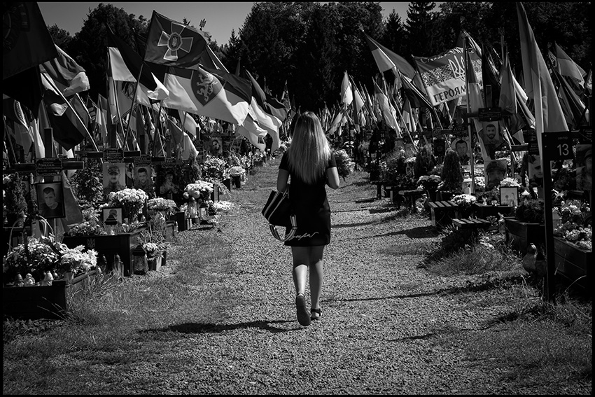 28-08-2025-jeune fille fleurs cimetière recadrée web.jpg