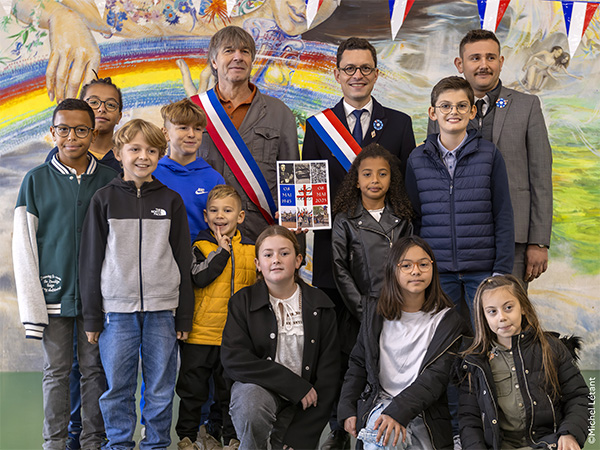 Remise du livret des 80 ans du 8 mai 1945.jpg