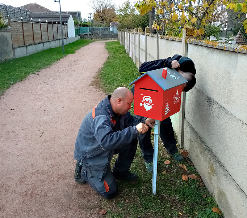 Installation des boites aux lettres.jpg