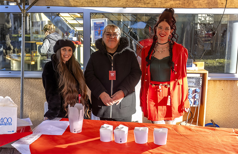 Les agents des écoles tiennent le stand popcorn.jpg