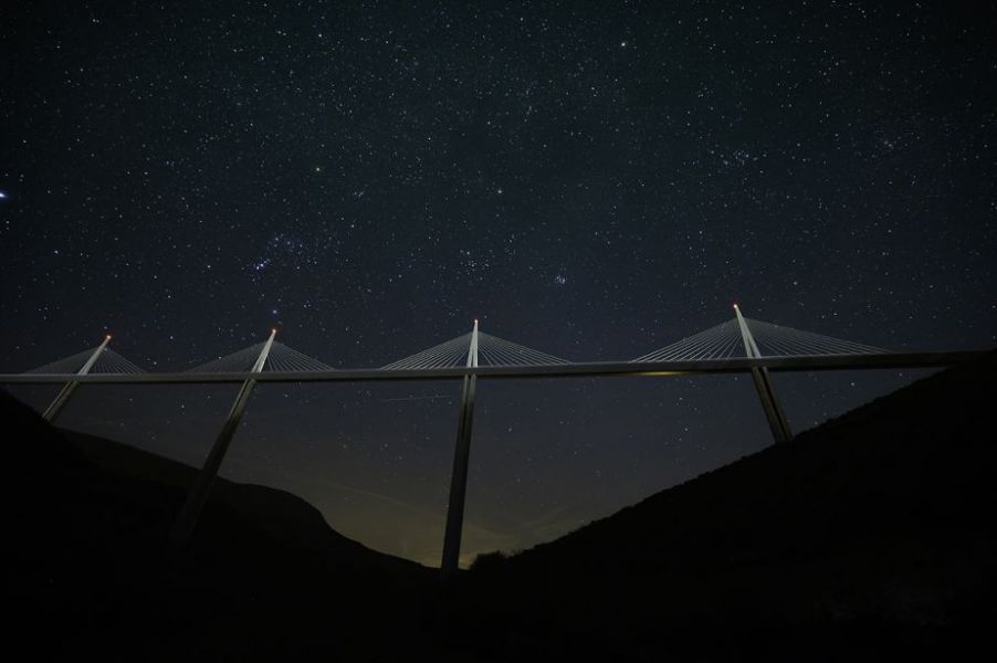 Le pont de Millau la nuit - Philippe Venot.jpg