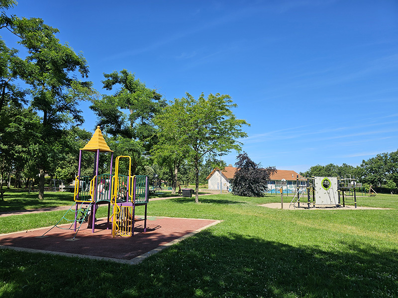 Jeux parc Louise Michel.jpg