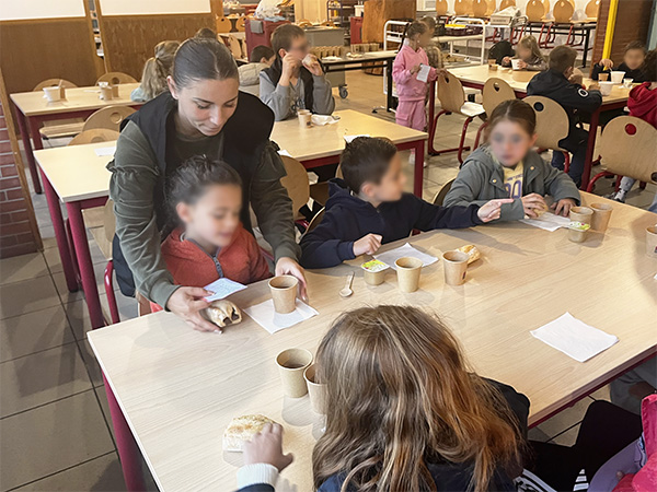 Petit dejeuner bio élémentaire Bourg 3.jpg