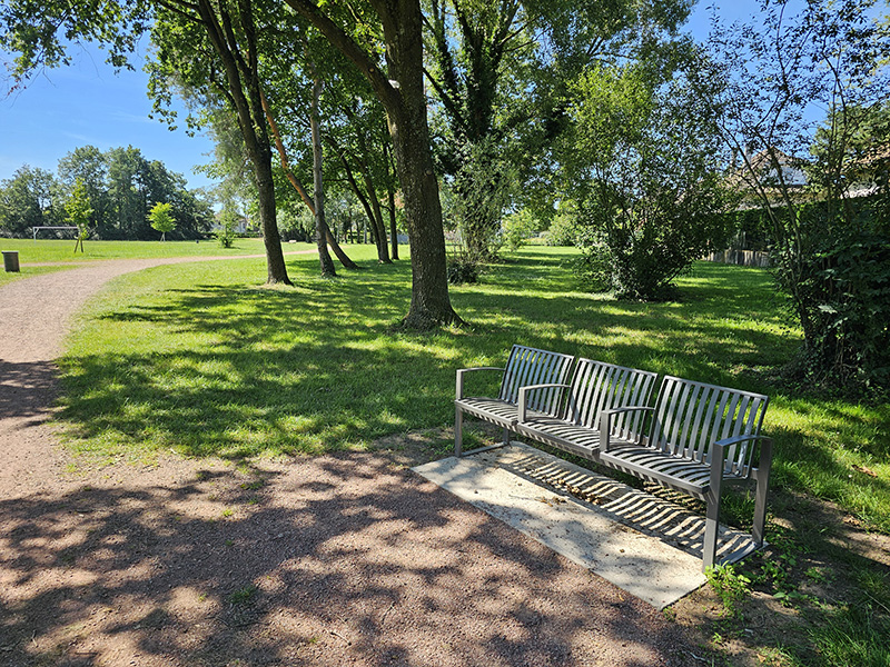 Banc senior parc Louise Michel.jpg