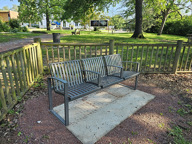 Banc senior parc de la mairie.jpg