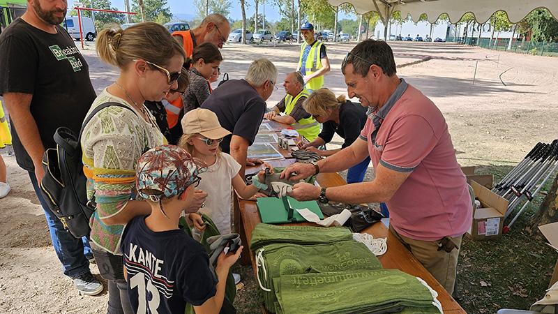 Remise des sacs et des gants.jpg