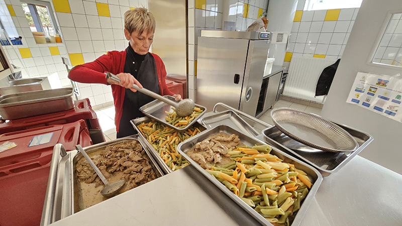 Catherine, doyenne du restaurant scolaire.jpg