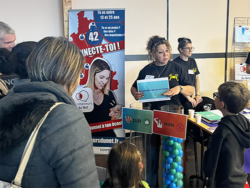 Promeneurs du net Solenne stand.jpg