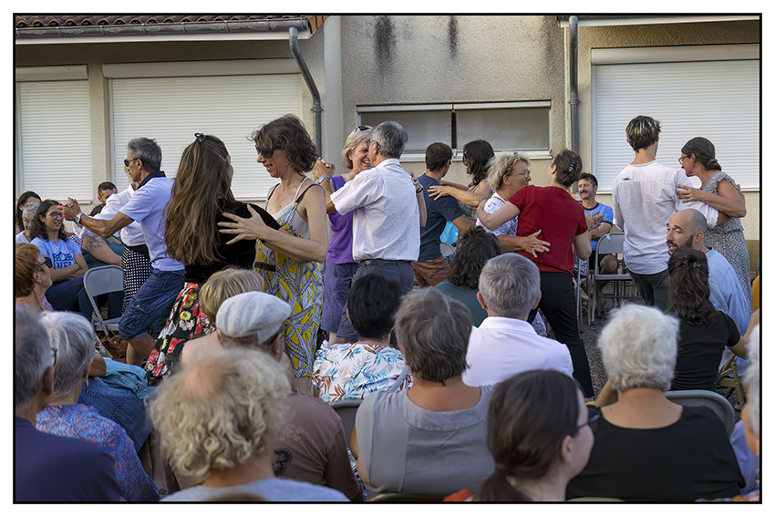 Le public danse avec la Cie Répète un peu pour voir _c_Michel Létant.jpg