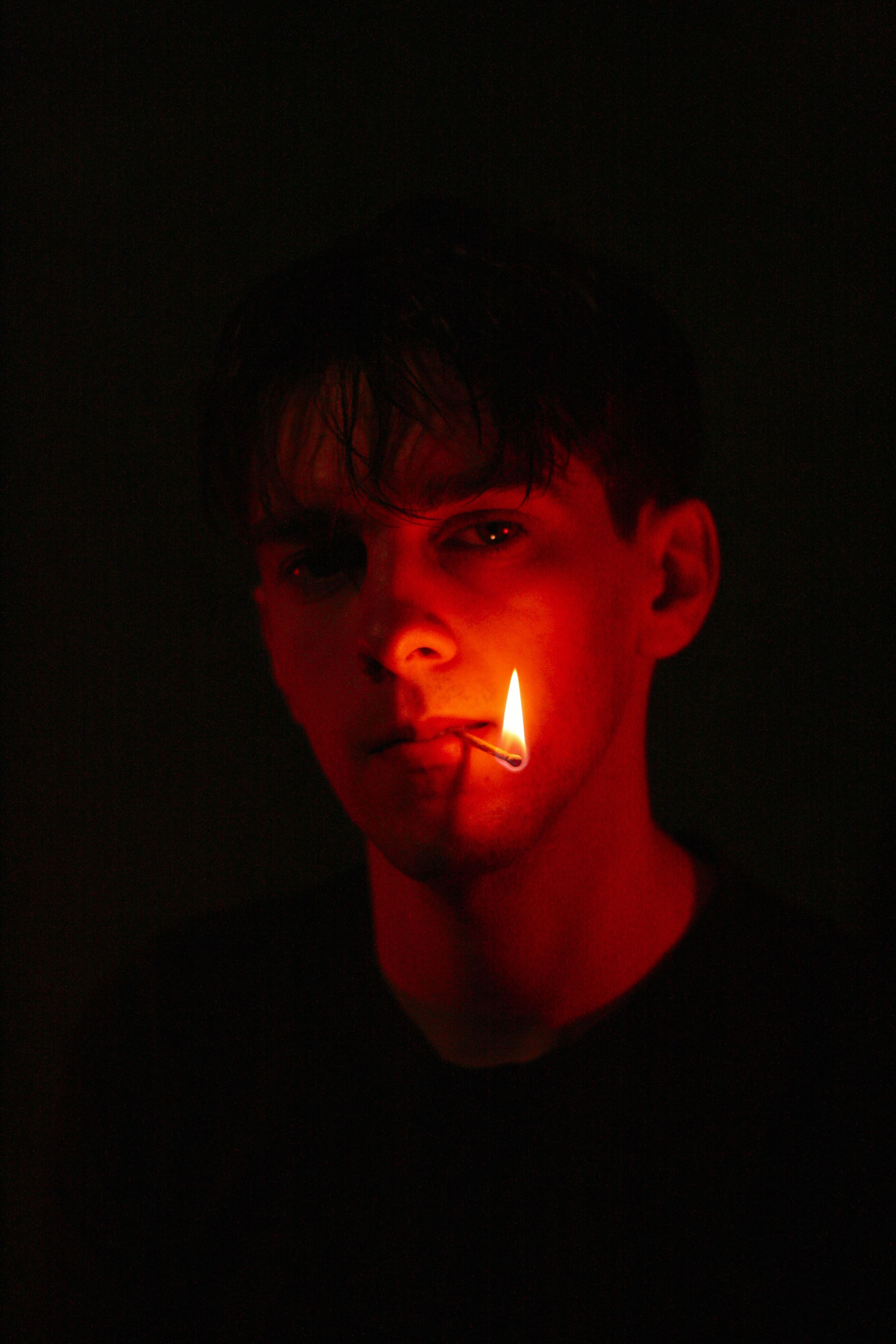 Jouer avec le feu, c_est risquer la brûlure, mais c_est aussi se donner le droit de ne pas avoir peur de la lumière.jpg