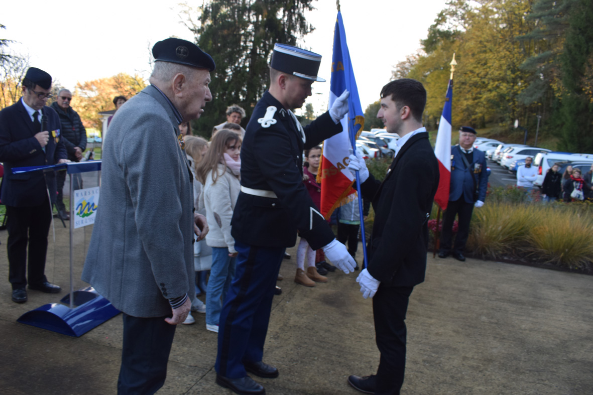 25_cérémonie 11 novembre_3_porte drapeau.JPG