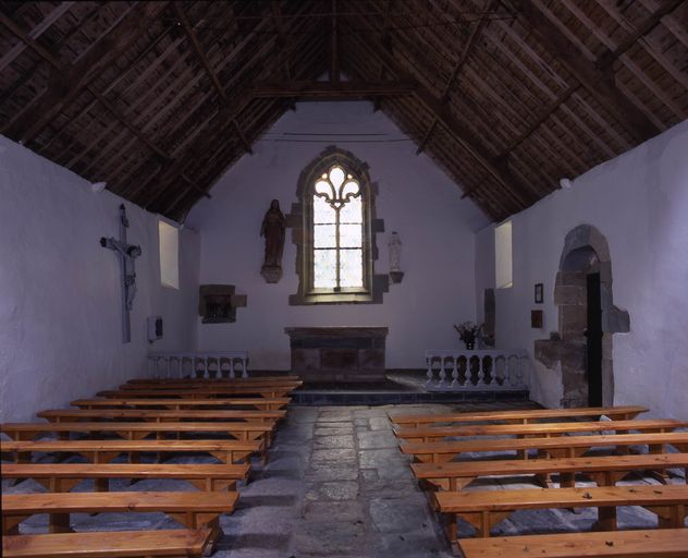 Chapelle Saint-Quidic vue-de-la-nef.jpg
