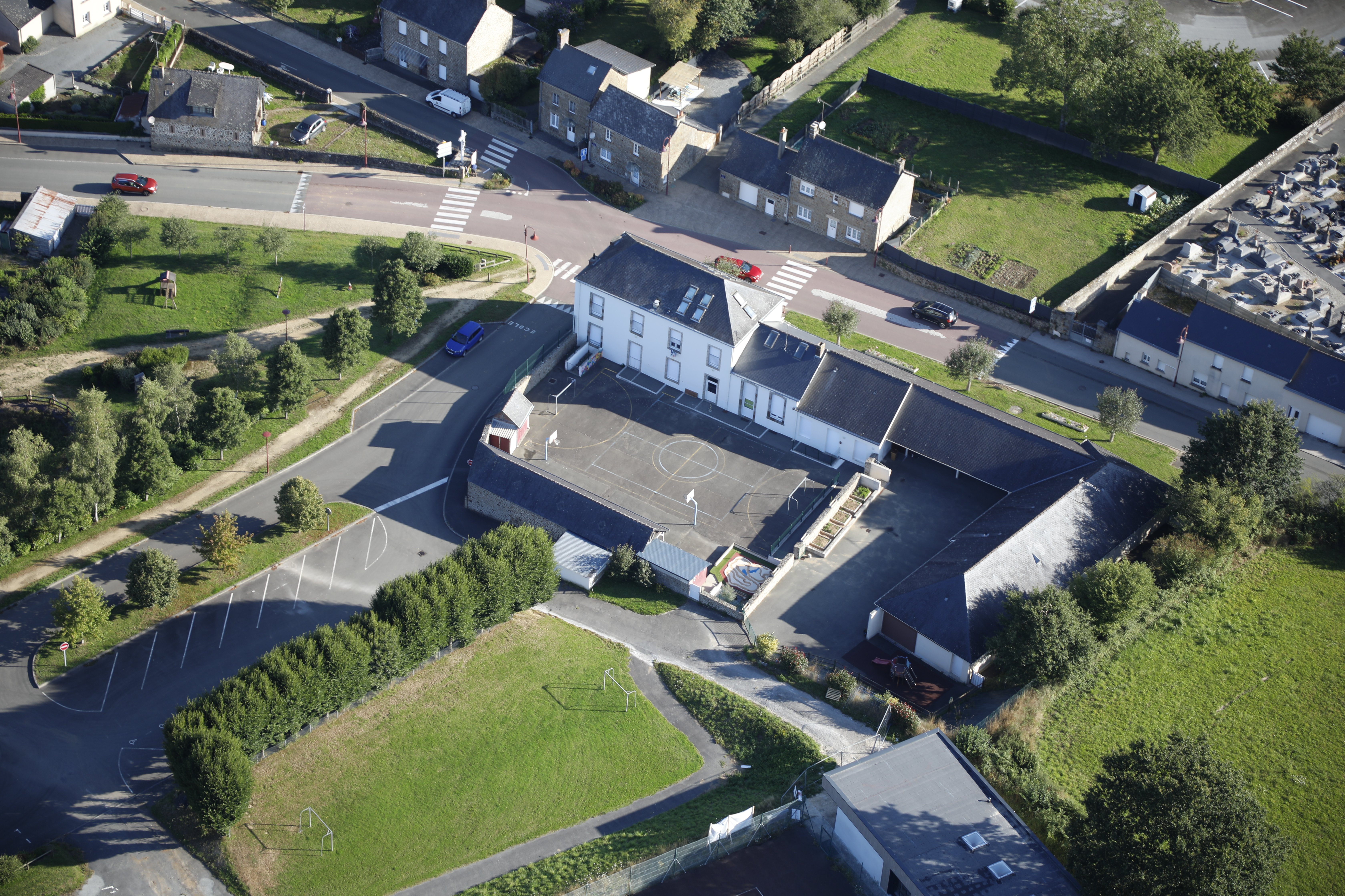 Groupe scolaire_1_.JPG
