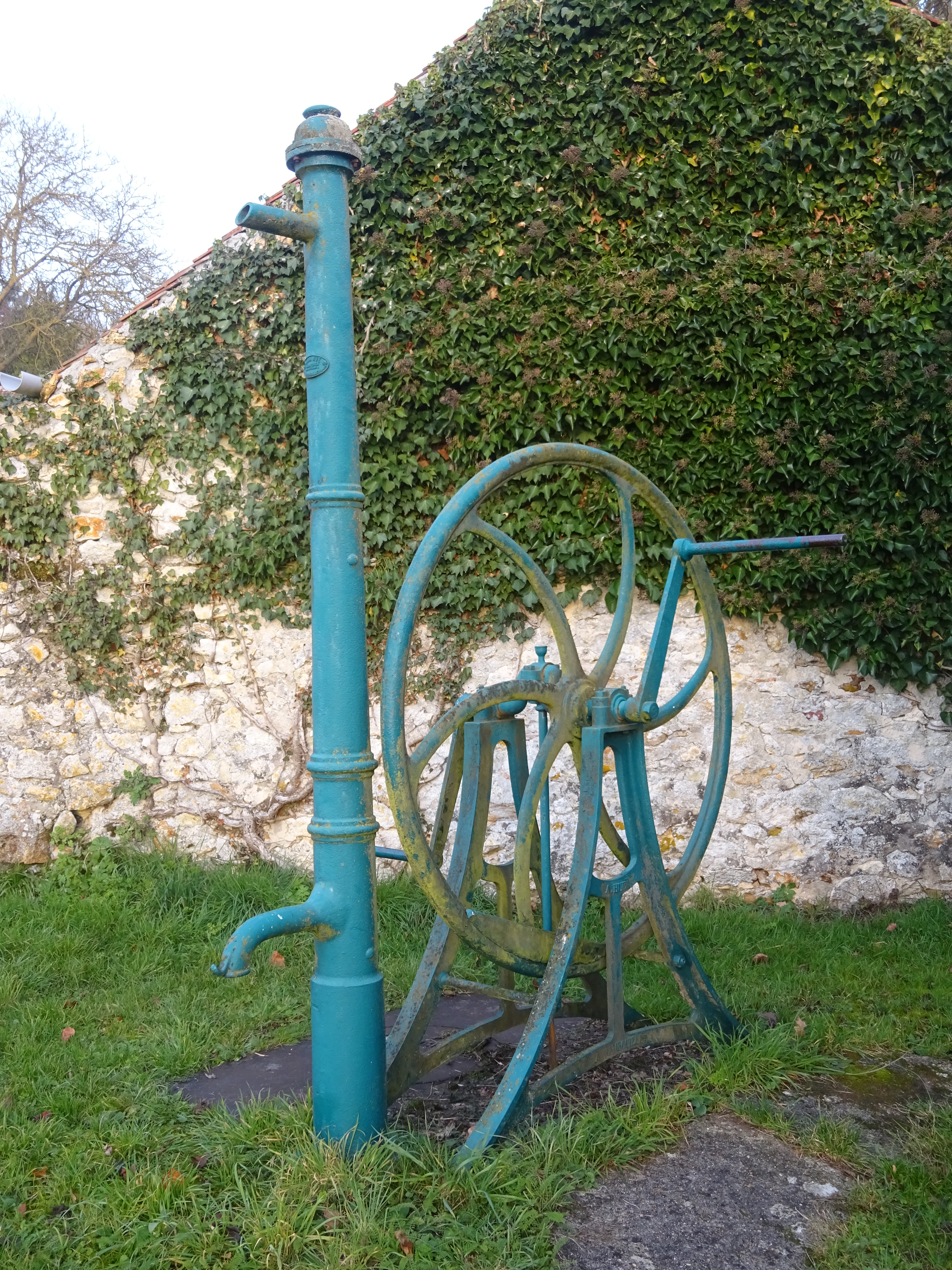 equipement eau 3 grande pompe manuelle.JPG