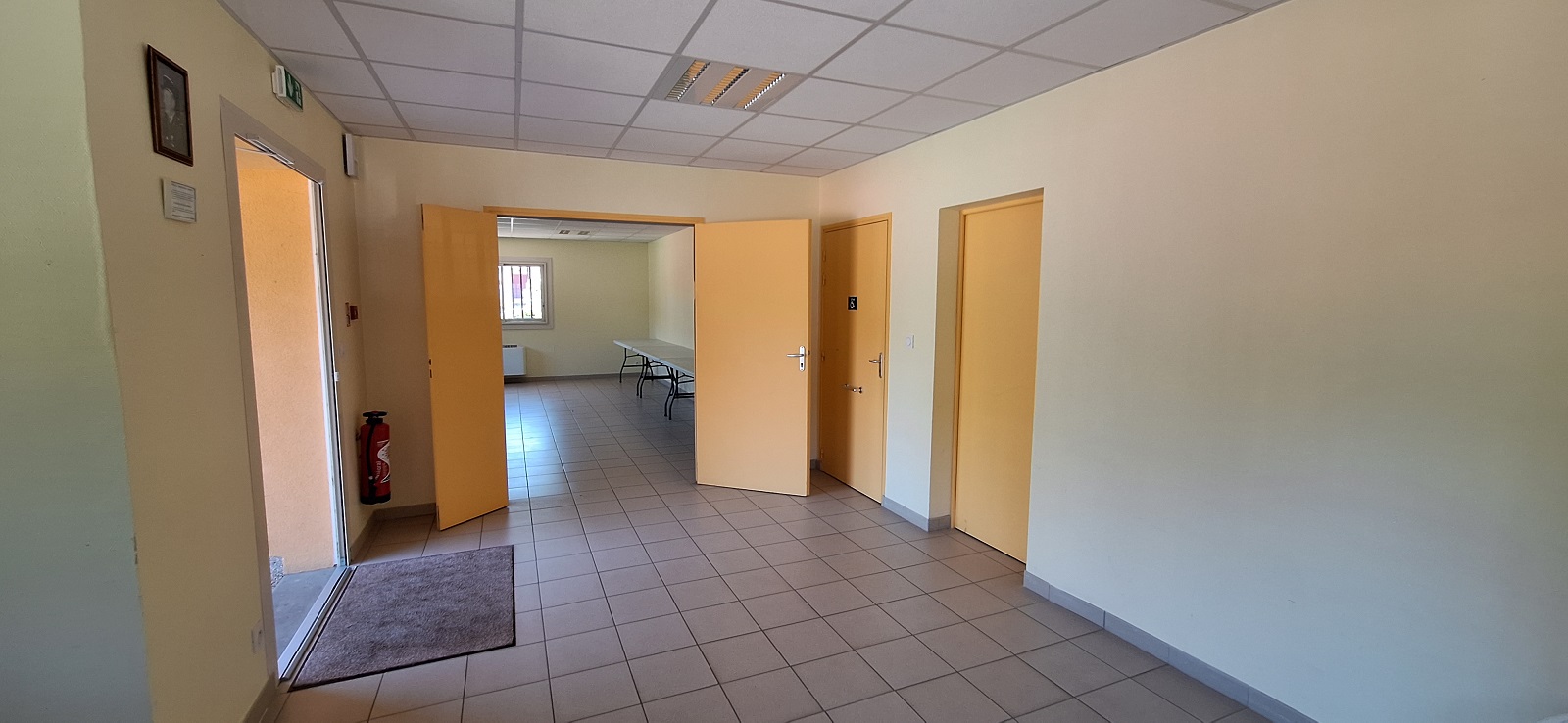 entrée salle asso.jpg