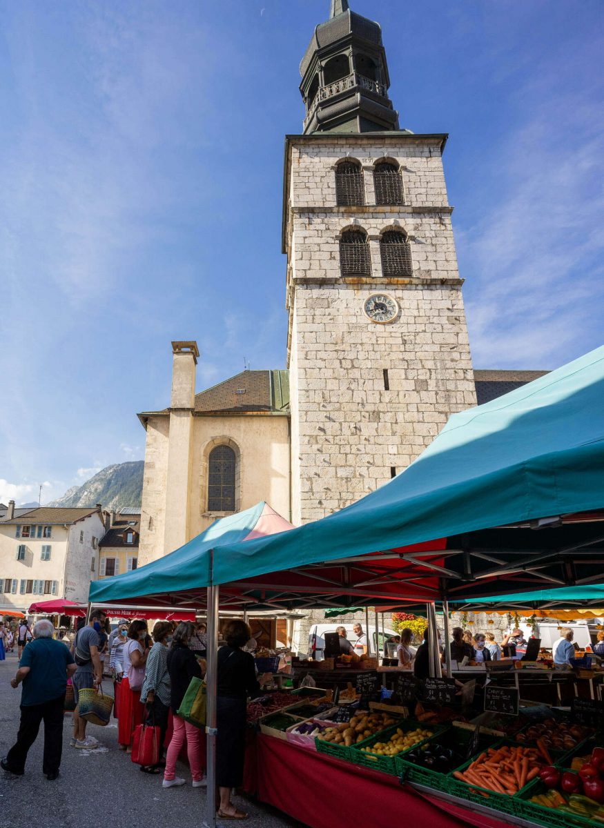 marché-hebdomadaire-du-samedi-à-Thônes-©Tas2cailloux-1-875x1200.jpg