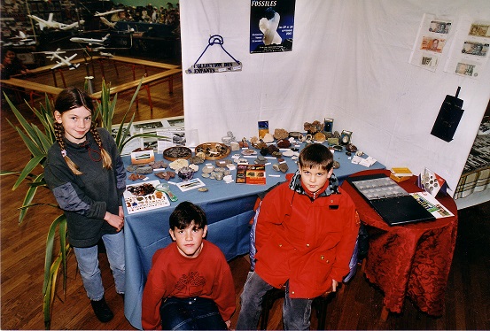 2001-Stand enfants Pierres _ fossiles.jpg