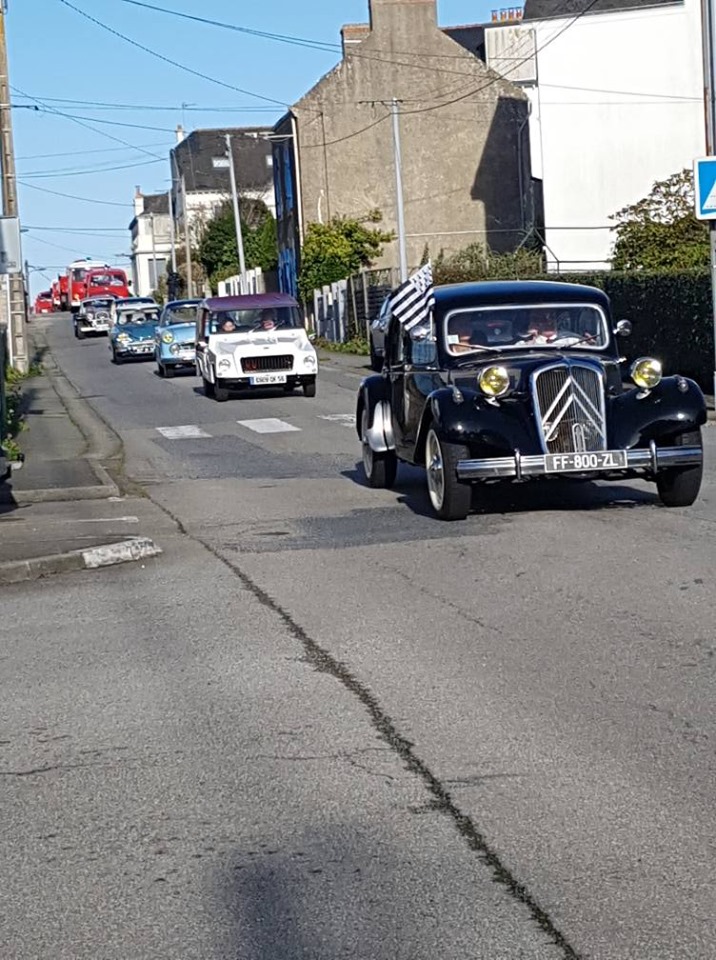 Vieilles voitures quittent Pen-Mané