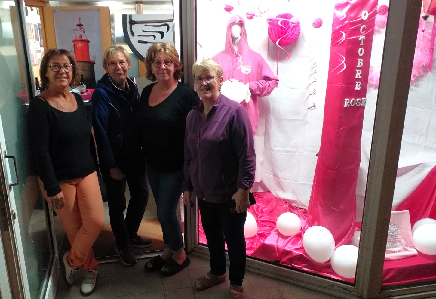 2023 09 30 - Les filles devant leur vitrine.jpg