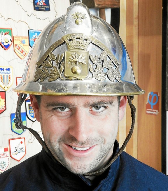 2021 12 01 -en-portant-fierement-le-casque-des-pompiers-de-locmiquelic_6034666_576x653p.jpg