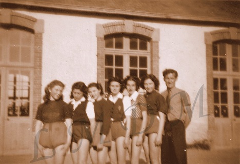 3.Equipes filles à l_école.jpg