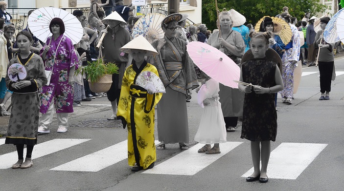 Défilé-Jeunes asiatiques-P CAUSER