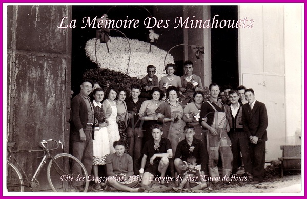1951 - Char du quartier de Pen Mané - Envoi de fleur.1.jpg