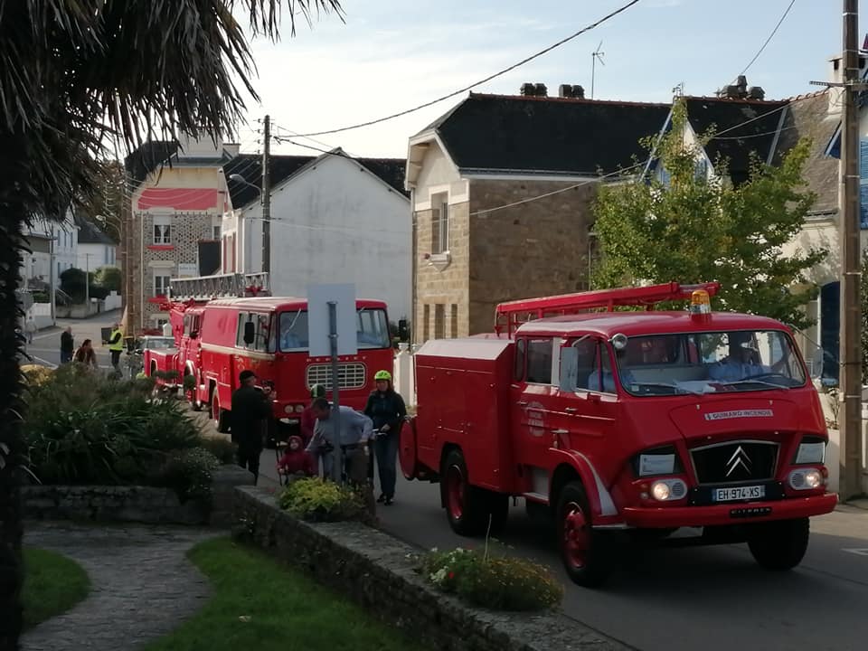 Camions de pompiers devant la mairie